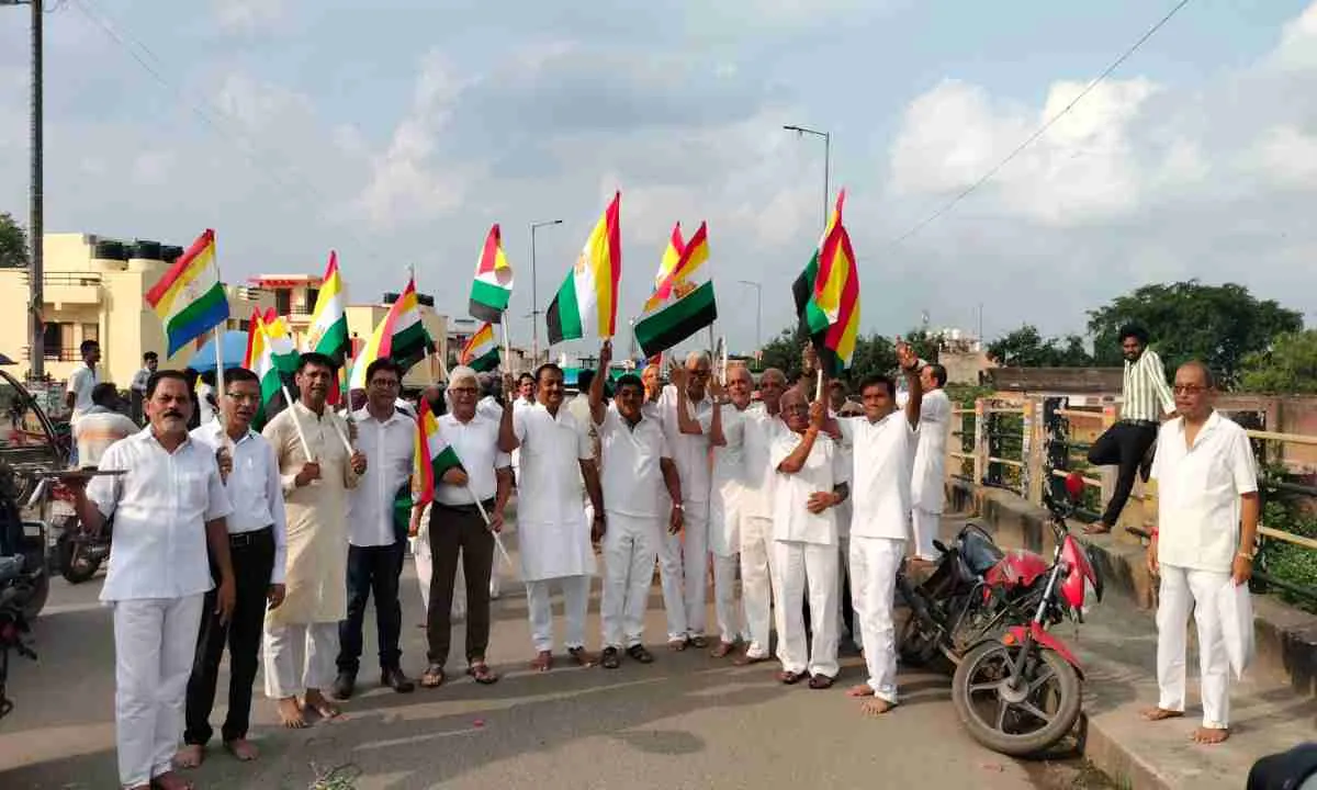 Koderma News: जैन धर्म के दशलक्षण पर्यूषण के अंतिम दिन भव्य शोभा यात्रा निकाली गई