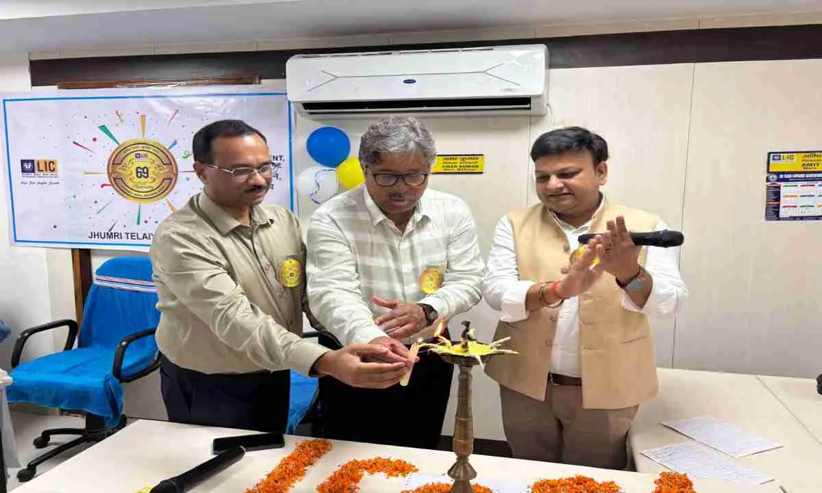 Koderma News: एलआईसी का 69वां स्थापना दिवस झुमरी तिलैया शाखा में धूमधाम से मनाया गया