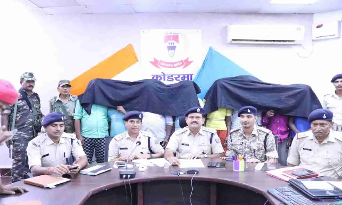 Koderma News: नकली ठेकेदार समेत 8 आरोपी गिरफ्तार, पाइप और हाइड्रा मशीन जब्त