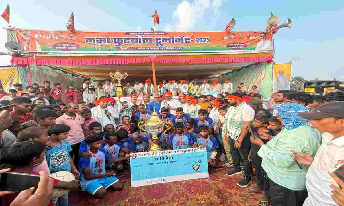 Hazaribagh News: नमो फुटबॉल टूर्नामेंट का फाइनल संपन्न, पिंडराही और जमुआरी बनीं विजेता