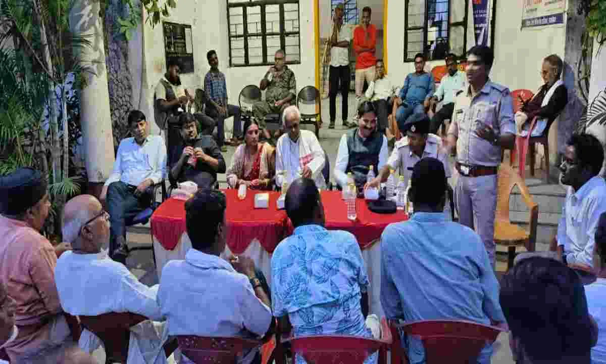 Hazaribagh News: करमा और मिलादुन्नबी को लेकर थाना परिसर में दोनों समुदाय के बीच हुई शांति समिति की बैठक