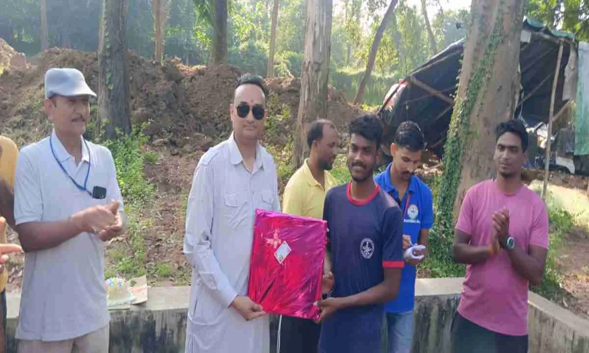 Hazaribagh News: समाजसेवी राकेश गुप्ता ने अपने 51वें जन्मदिन पर पौधारोपण और जरूरतमंदों को किया सामग्री वितरण