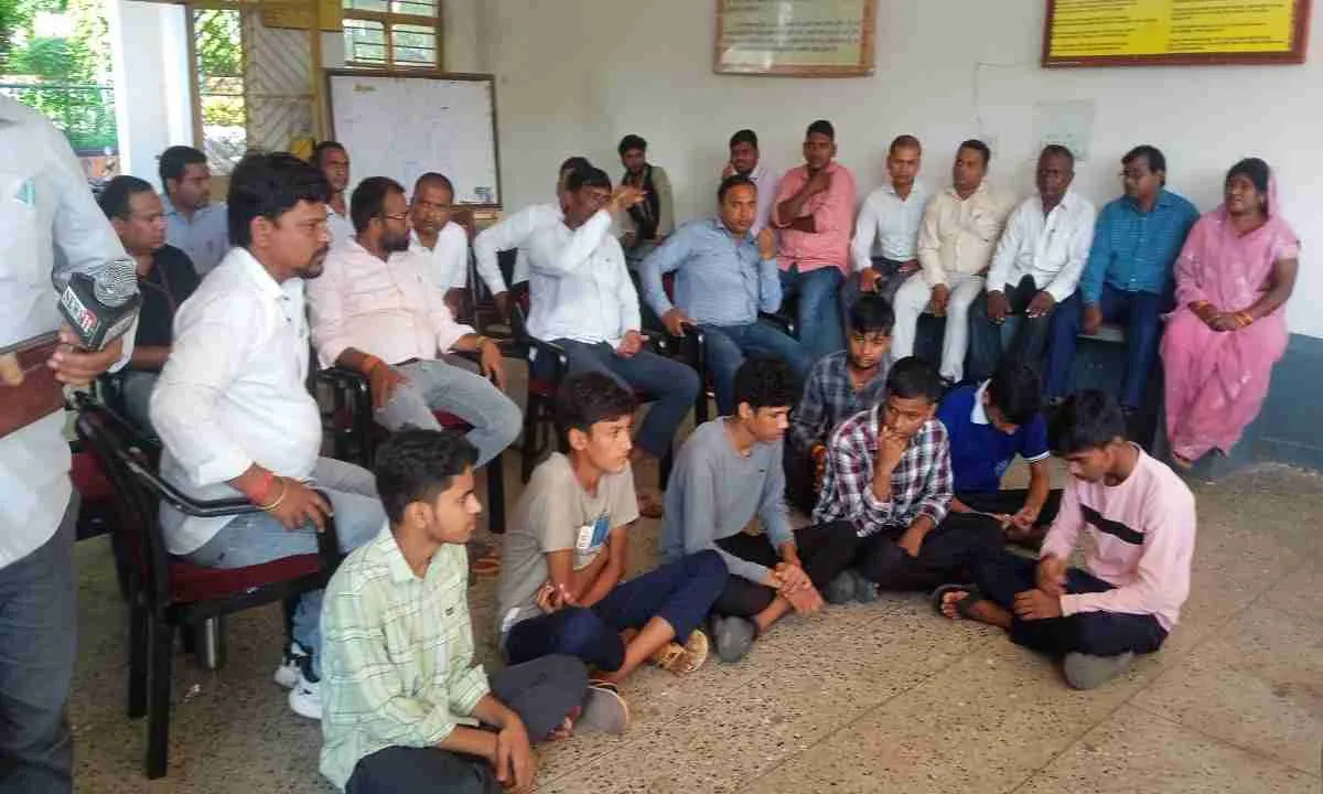 Giridih News: जेएनवी गांडेय में सीनियर और जूनियर छात्रों के बीच मारपीट, अभिभावकों ने किया हंगामा