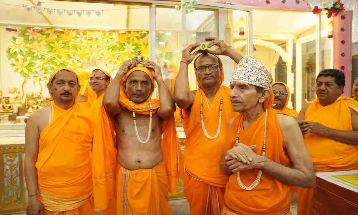 Koderma News: जैन धर्म का सर्वश्रेष्ठ पर्व दशलक्षण पर्यूषण का सातवां दिन, भक्तजनों ने 