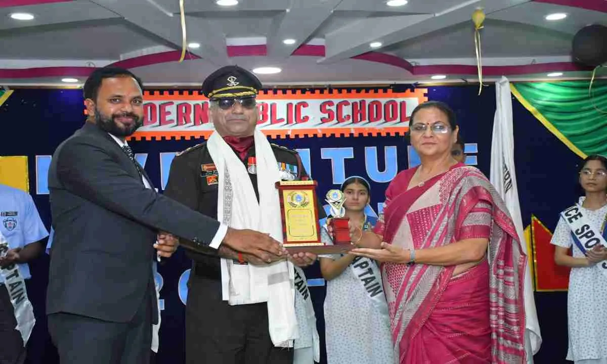 Koderma News: मॉडर्न पब्लिक स्कूल में नव निर्वाचित छात्र परिषद सदस्यों के लिए शपथ ग्रहण समारोह आयोजित