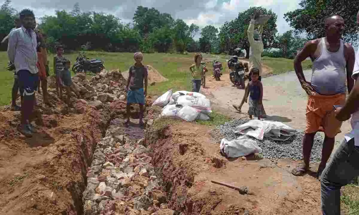 Giridih News: सड़क व गार्डवाल निर्माण में घटिया कार्य की शिकायत, जांच की मांग