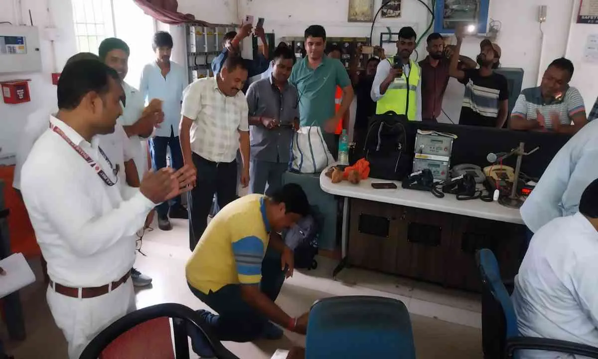 Koderma News: गझंडी-गुरपा सेक्शन में आधुनिक सिग्नल प्रणाली शुरू, ट्रेनों की समयपालन क्षमता में सुधार