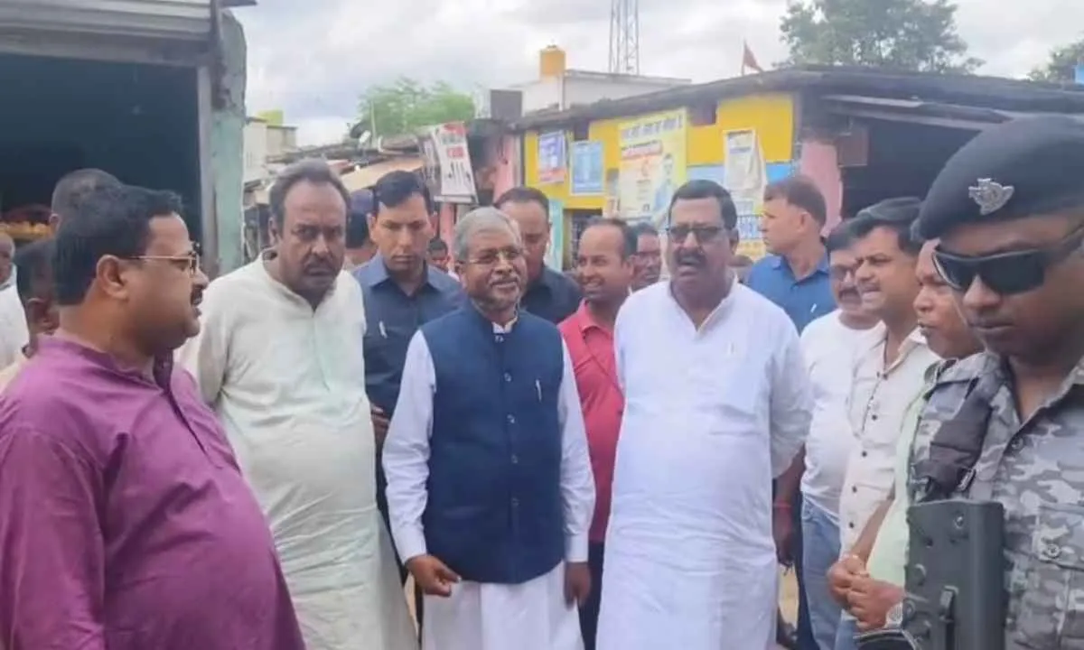 Giridih News: बाबूलाल मरांडी ने ग्रामीणों के शिकायत पर सामुदायिक शौचालय एवं हाई लाइट मास्ट को चालू करने के दिए आदेश