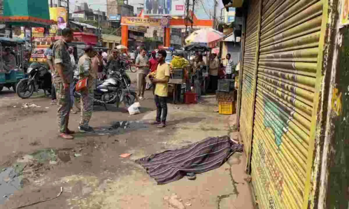 Koderma News: झंडा चौक पर फूल विक्रेता का मिला शव, जांच में जुटी पुलिस