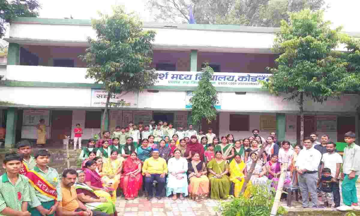 Koderma News: आदर्श मध्य विद्यालय कोडरमा में अभिभावक-शिक्षक गोष्ठी सफलतापूर्वक संपन्न