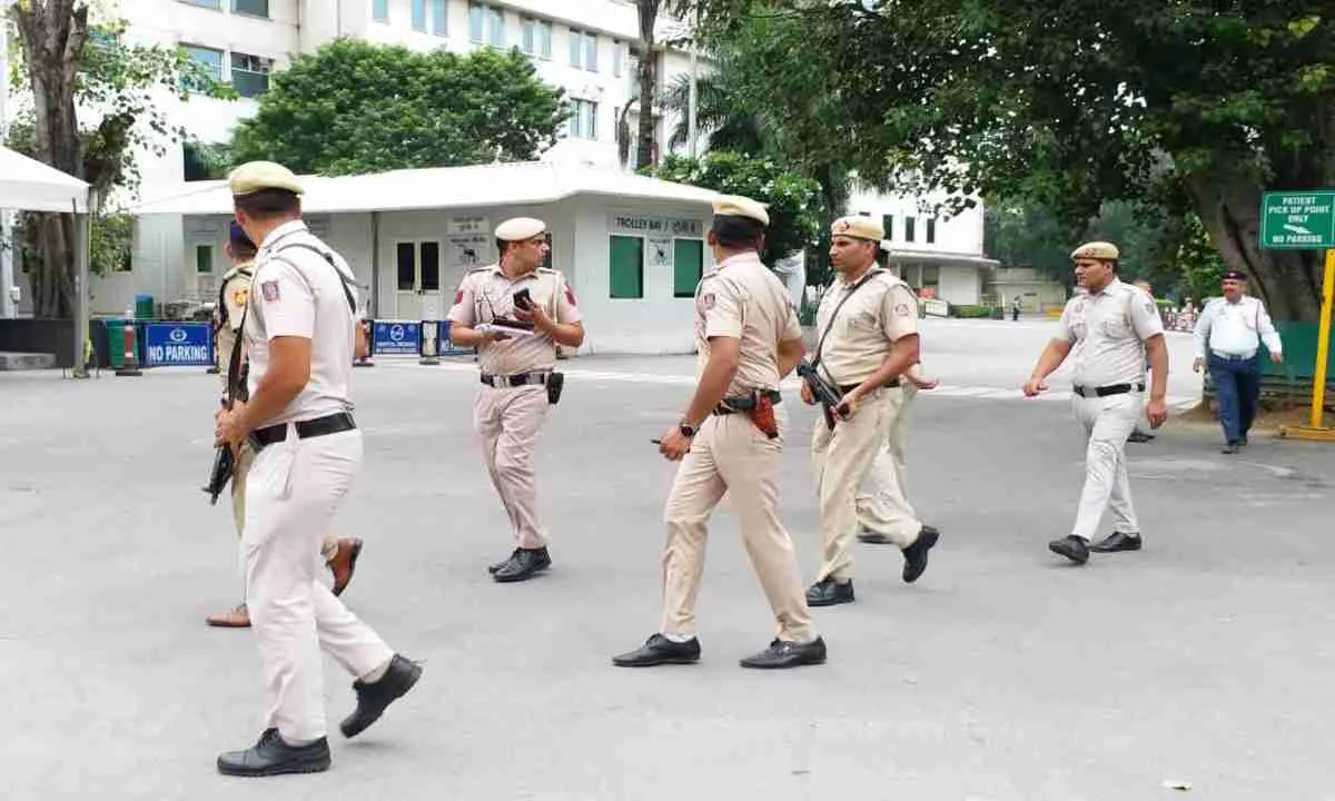 दिल्ली-NCR में गैंगस्टरों पर बड़ी कार्रवाई, 58 ठिकानों पर छापेमारी, हथियार और नकदी बरामद