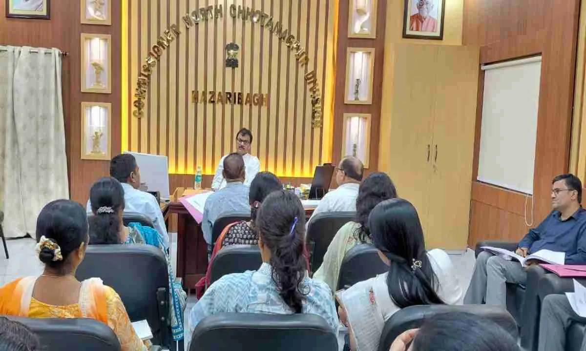 Hazaribagh News: प्रमंडलस्तरीय समाज कल्याण व कल्याण विभाग की समीक्षात्मक बैठक आयोजित