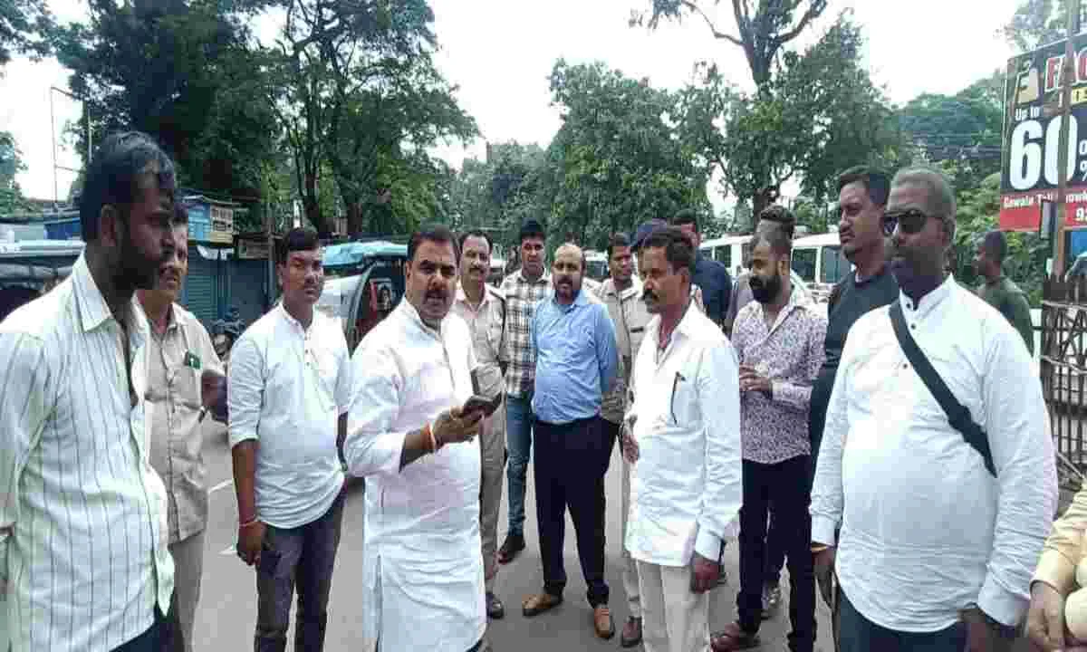 Hazaribagh News: निलांबर-पीतांबर भोगता जी की प्रतिमा में लगे धनुष को आंशिक रूप से तोड़े जाने पर मुन्ना सिंह ने जताई कड़ी आपत्ति