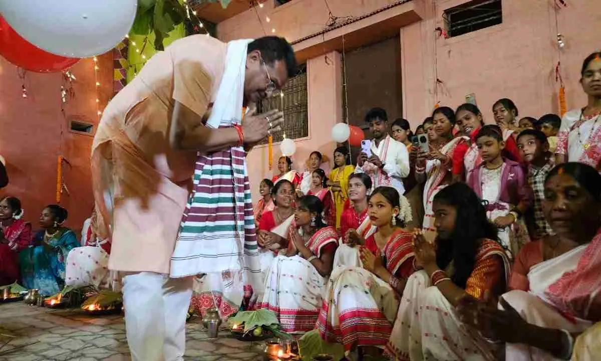 Hazaribagh News: मासीपीढ़ी बस्ती पहुंचे सांसद मनीष जायसवाल, मांदर की थाप पर किया करमा नृत्य