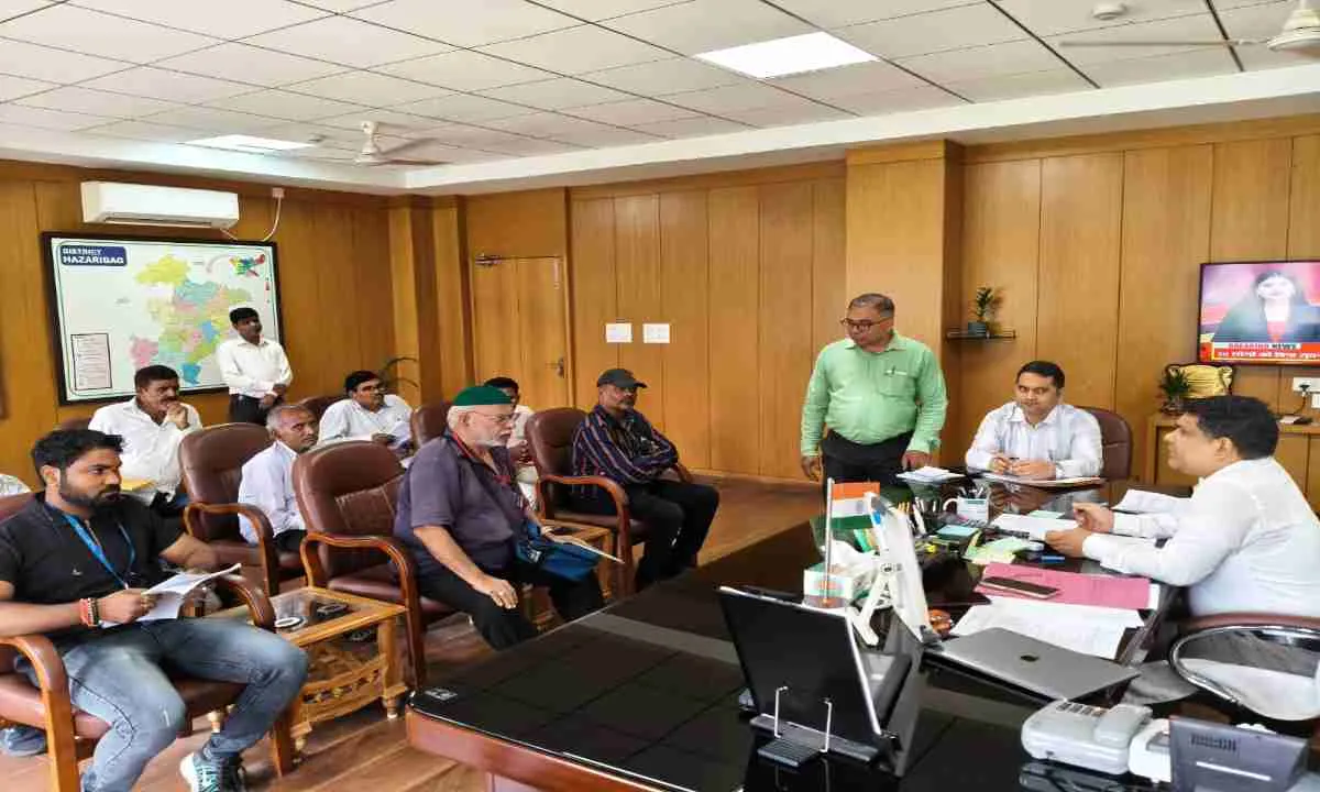 Hazaribagh News: उपायुक्त के जनता दरबार में सुनी गई आमजनों की समस्याएं, दिए त्वरित समाधान के निर्देश