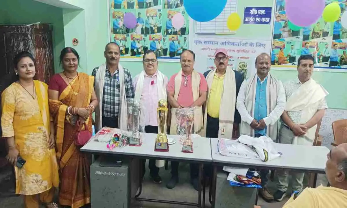 Hazaribagh News: एलआईसी सीएबी शाखा में अभिकर्ताओं का भव्य सम्मान समारोह सम्पन्न