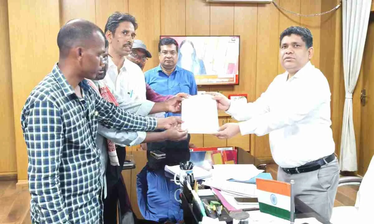 Hazaribagh News: संयुक्त वनाधिकारी समिति ने उपायुक्त से मिल कर सौंपा मांगपत्र