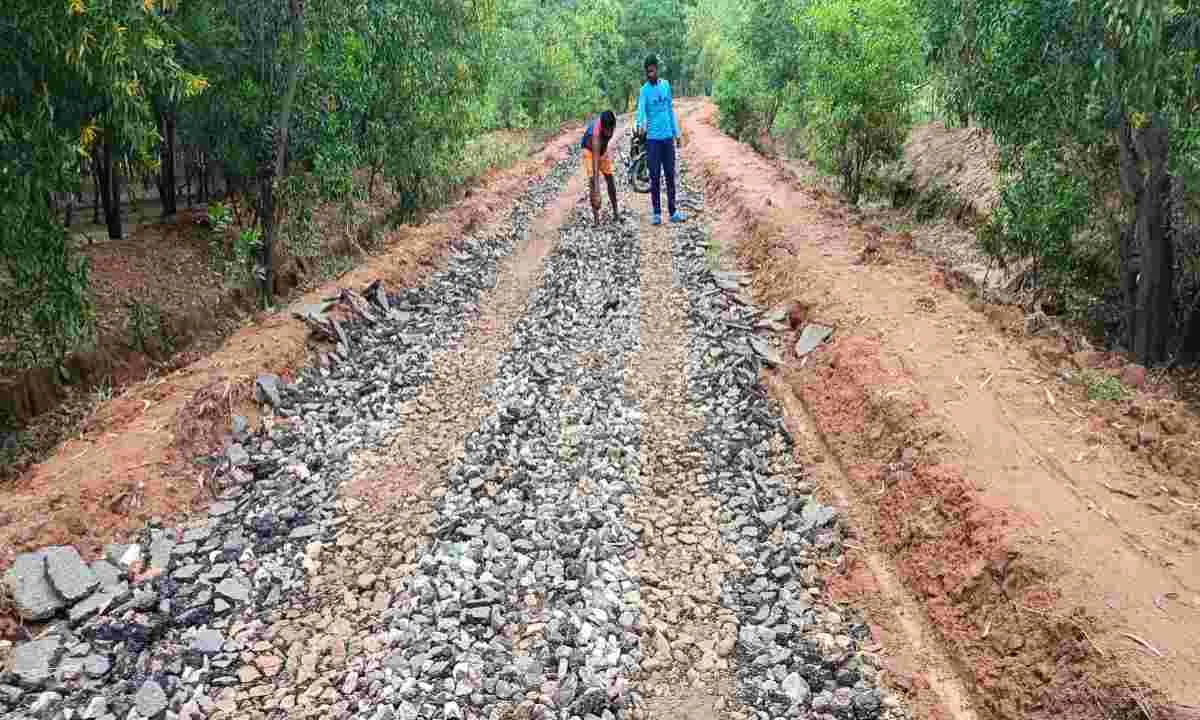 Giridih News: सड़क मरम्मती कार्य में भारी अनियमितता, ग्रामीणों में आक्रोश