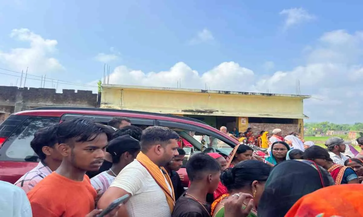 Giridih News: झोलाछाप डॉक्टर की लापरवाही से गई युवक की जान, परिजनों ने शव सड़क पर रख किया प्रदर्शन