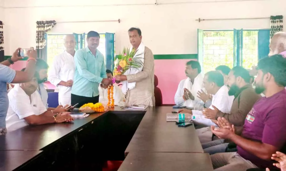 Giridih News: गुजरात कांग्रेस विधायक ने किया झारखंड दौरा, पहुंचे गांवां प्रखंड