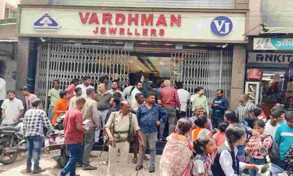 हथियारबंद बदमाशों ने ज्वैलर्स  दुकान से लूटे नकदी सहित लाखों के गहने