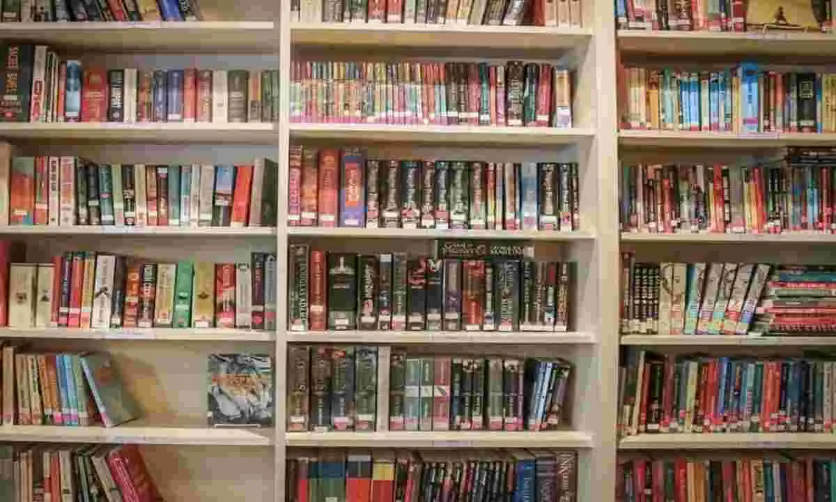 Ranchi News: श्री दुर्गा पूजा और रावण दहन समिति इस बार किताबों की थीम से बना  रहा पंडाल