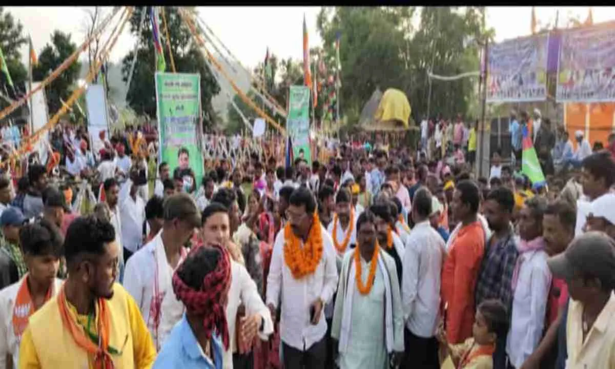 Hazaribagh News: विधायक रोशन लाल चौधरी व निर्मल महतो ने झूमर प्रतियोगिता कौंसी का किया उद्घाटन 