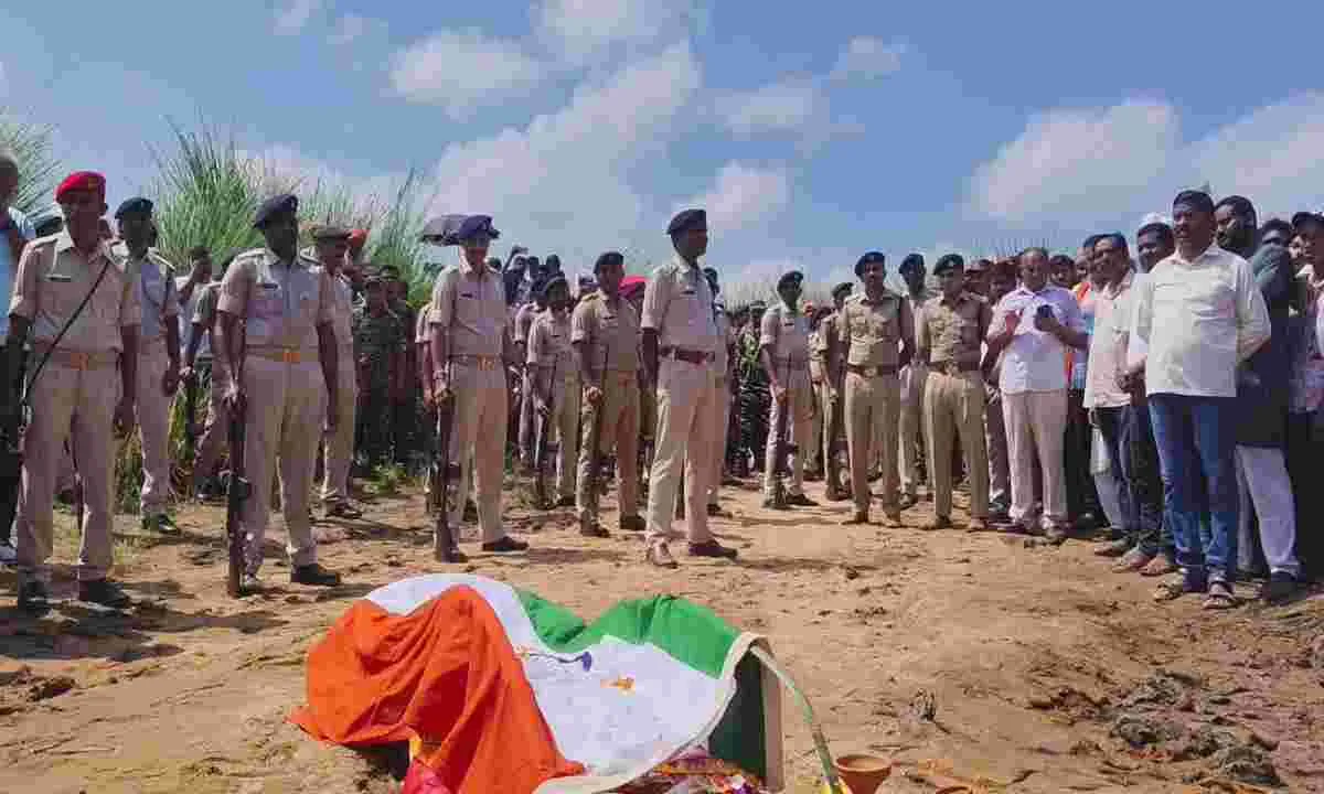 बलिदान सुनील का हुआ अंतिम संस्कार, पिता ने दी मुखाग्नि