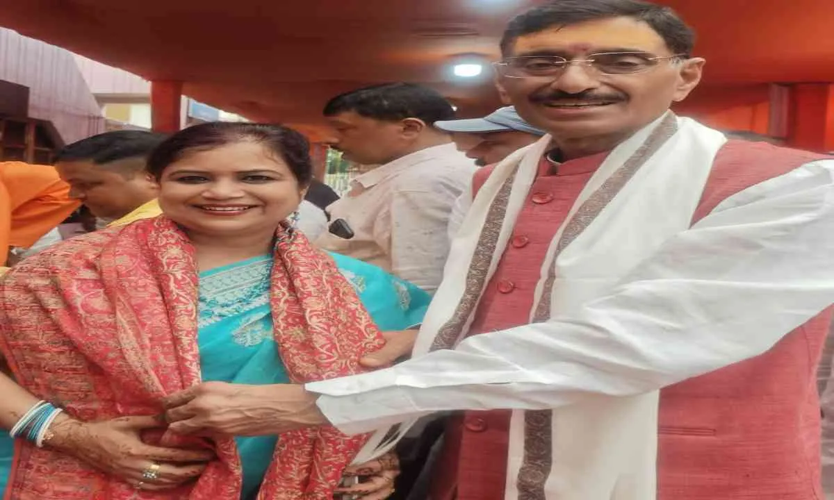 संजय सेठ ने DAV गांधीनगर स्कूल की वरीय शिक्षिका डॉ जया जायसवाल को किया सम्मानित