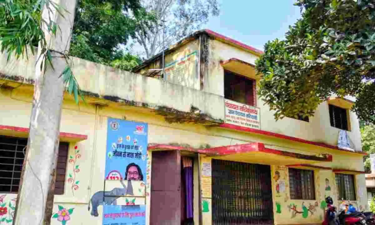 Koderma News: करियांवा में पति-पत्नी को एक साथ आवास योजना का लाभ देने पर मुखिया निलंबित