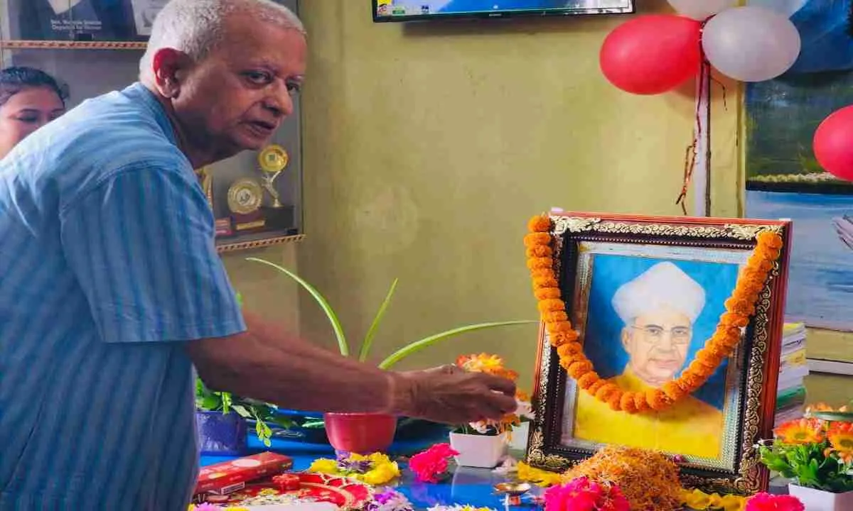 मंजुला शर्मा मेमोरियल एकेडमी में मनाई गई डॉ. राधाकृष्णन जयंती, शिक्षकों को किया गया सम्मानित