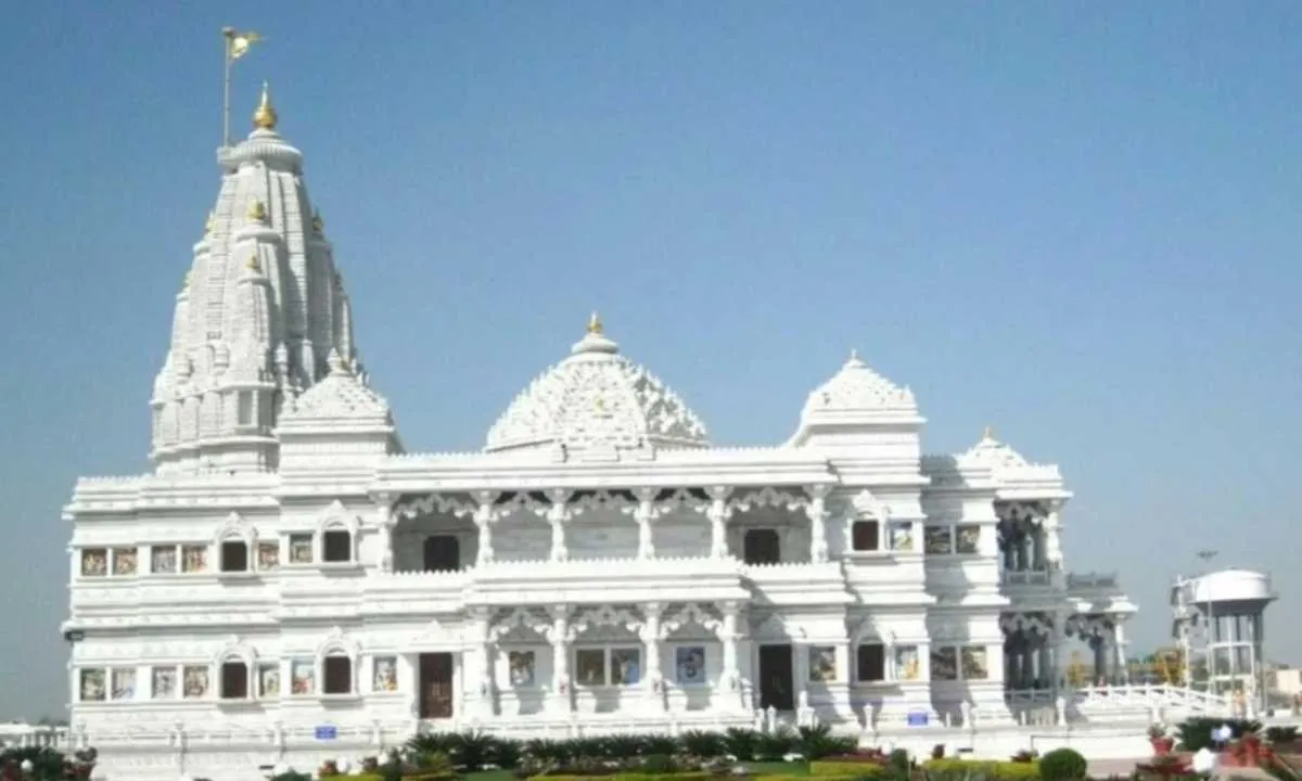 Ranchi News: पंच मंदिर दुर्गा पूजा समिति इस वर्ष वृंदावन के प्रेम मंदिर का बना रहा है पंडाल