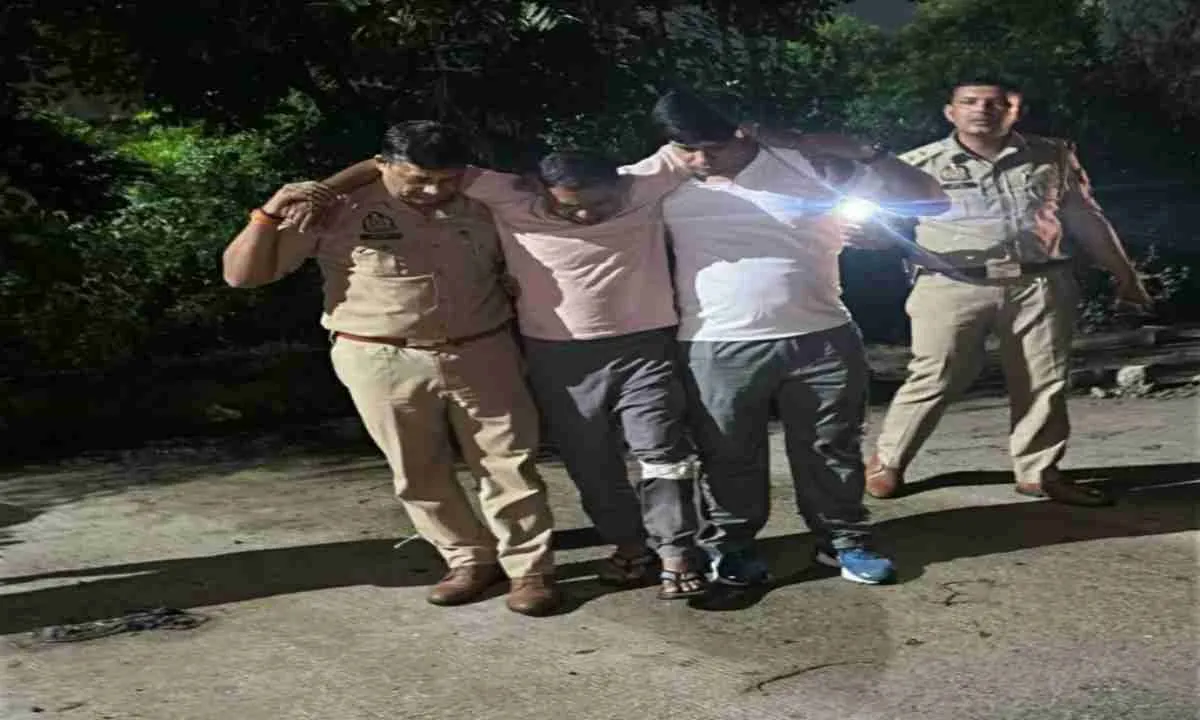 व्यापारी के घर घुसकर लूट करने वाले तीन लुटेरे, पुलिस मुठभेड़ में गिरफ्तार