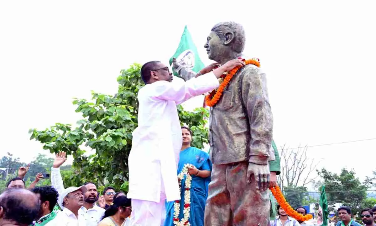 मुख्यमंत्री सोरेन ने पूर्व विधायक स्व० दुर्गा सोरेन को दी भावपूर्ण श्रद्धांजलि