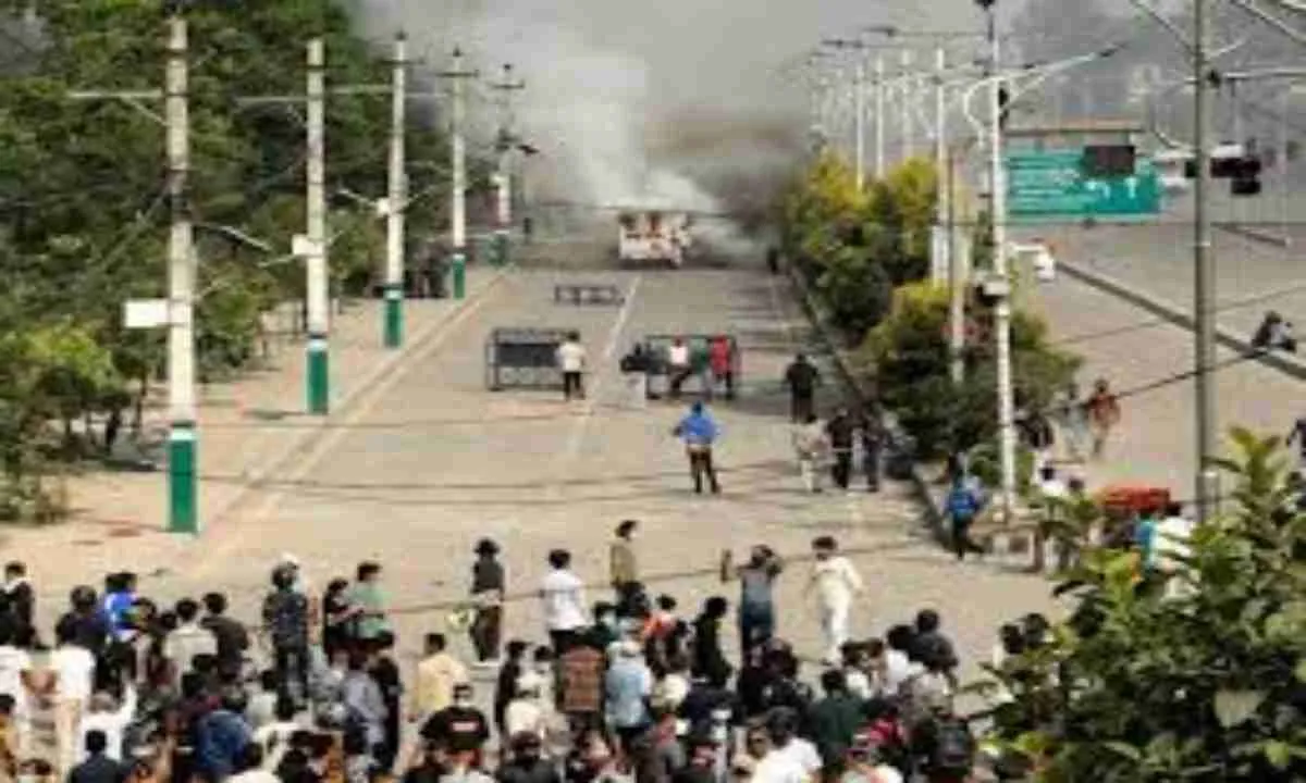 Opinion: पड़ोसी देशों की अराजकता में भारतीय संविधान की ताकत का संदेश