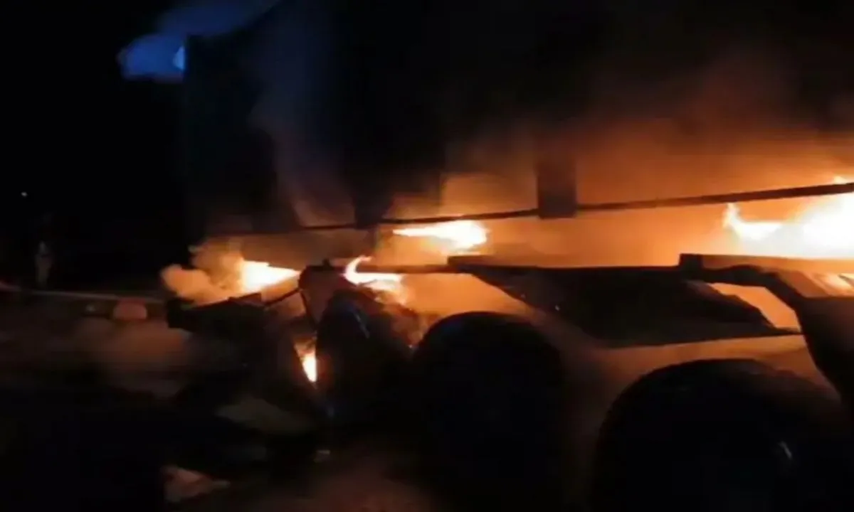 ट्रेलर और हाइवा के टक्कर में एक युवक की मौत