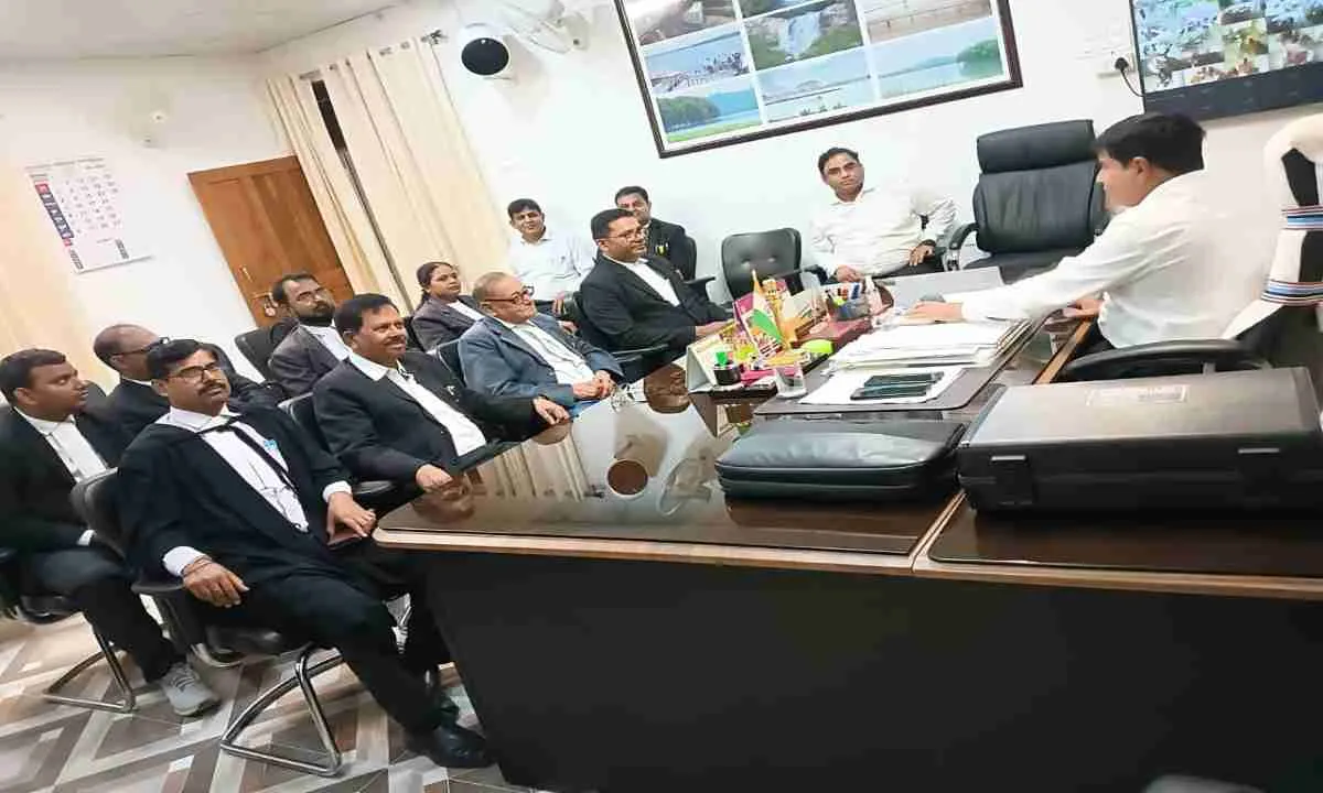 Koderma News: जिला न्यायाधीश की अध्यक्षता में मोटर दुर्घटना कार्यशाला को लेकर अधिवक्ताओं के साथ बैठक