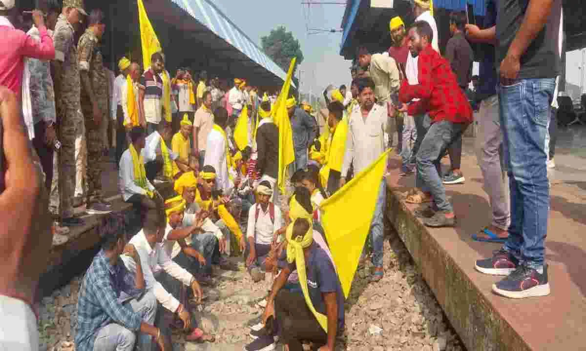 बरकाकाना में रेल ट्रैक कुड़मी समाज ने किया जाम, स्टेशन पर जुटे हजारों लोग
