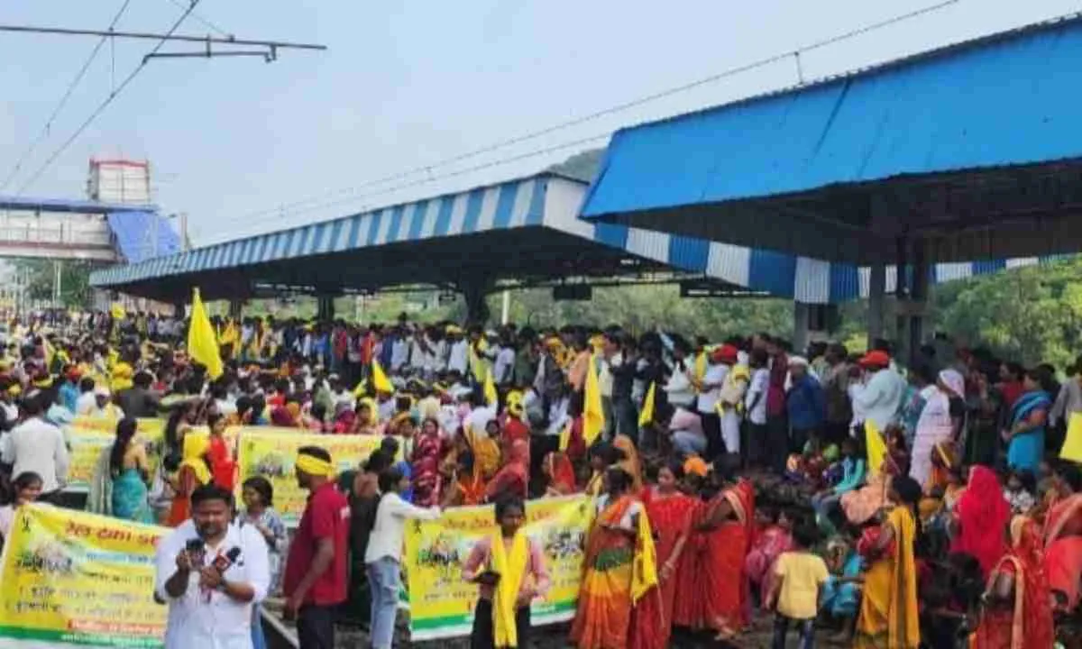'रेल टेका डहर छेका': कुड़मी समाज की एसटी मांग को लेकर गिरिडीह में आंदोलन जारी