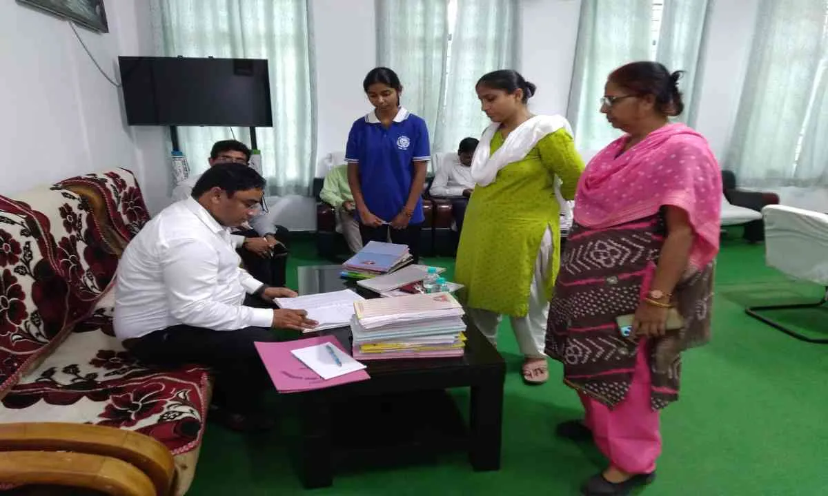 koderma News: उच्च न्यायालय व विधिक सेवा प्राधिकार के निर्देश पर छात्रावास का किया गया निरिक्षण 