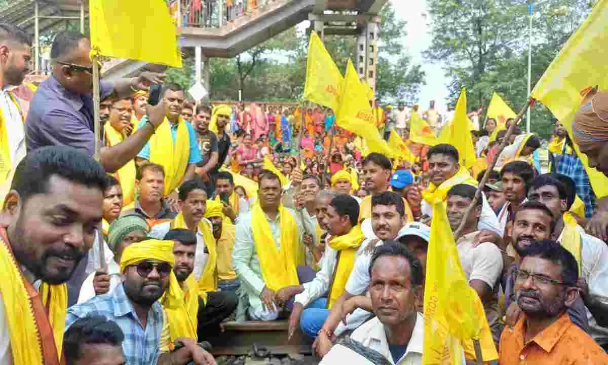 रेल टेका, डहर छेका आंदोलन: सुदेश–चंद्रप्रकाश समेत आजसू के नेता–कार्यकर्ता उतरे रेल पटरियों पर 