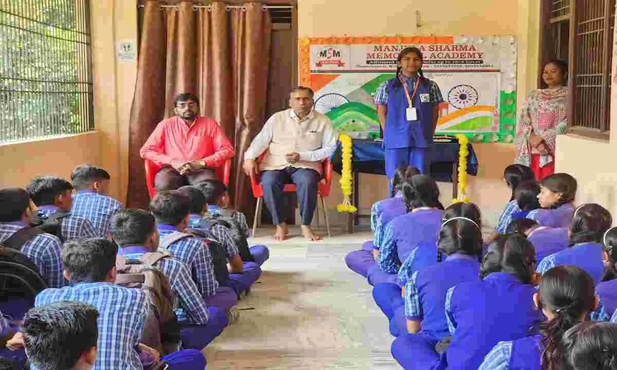 Koderma News: मंजुला शर्मा मेमोरियल अकादमी में धूमधाम से मनाई गयी राष्ट्रकवि रामधारी सिंह दिनकर जयंती 