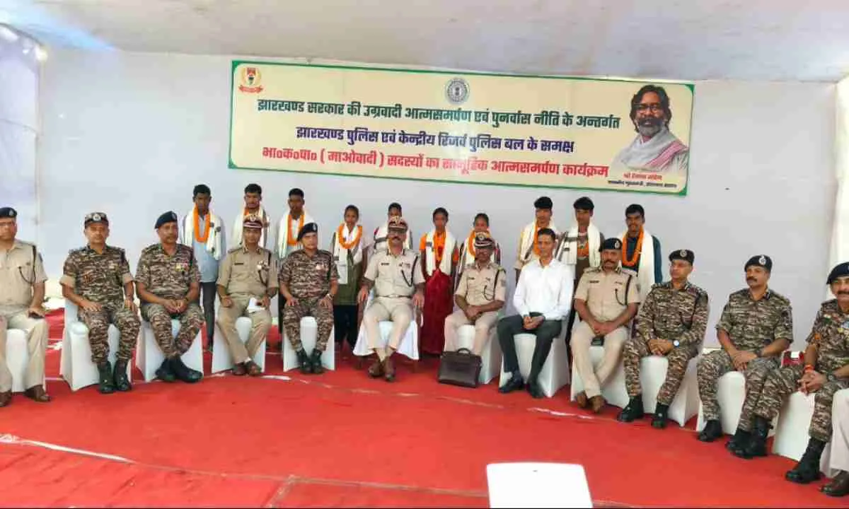 Jharkhand news: 10 नक्सलियों ने डीजीपी के समक्ष किया आत्मसमर्पण