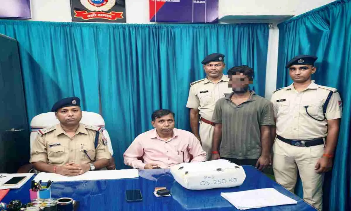 Koderma News: आरपीएफ ने सवा पांच किलो गांजा के साथ युवक को पकड़ा