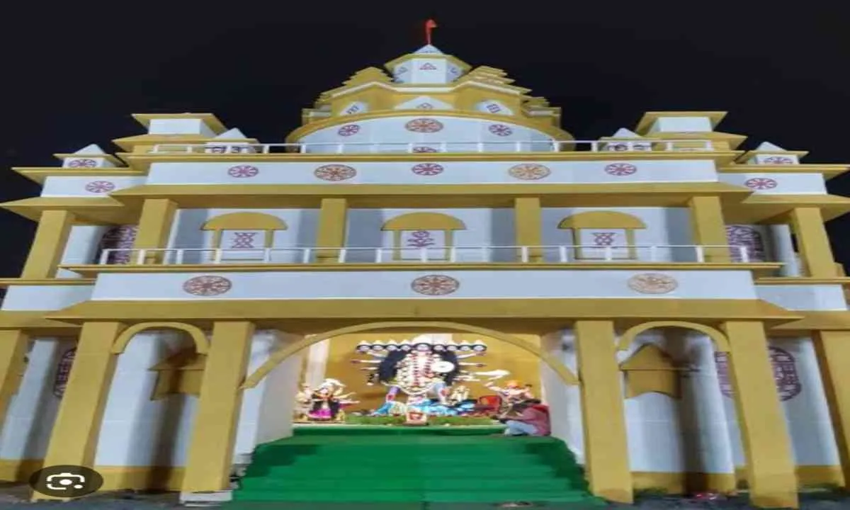 Koderma News: सरमाटांड में हो रहा भव्य पंडाल का निर्माण 