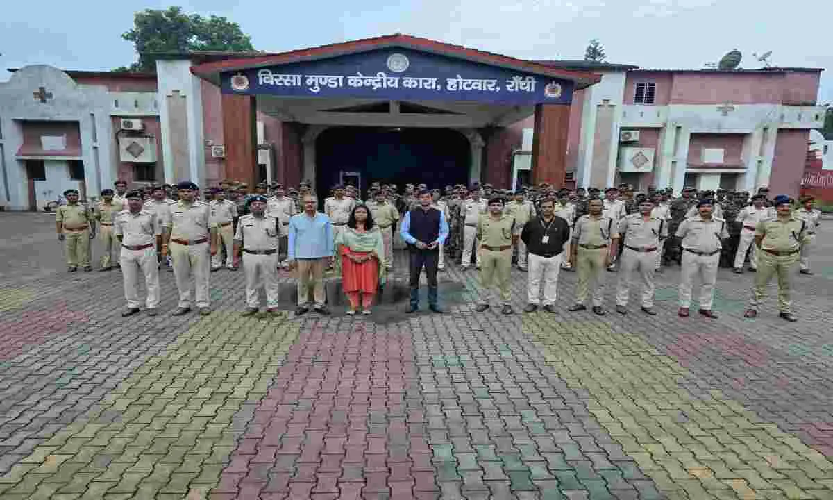 Ranchi News: बिरसा मुंडा केंद्रीय कारागार में छापेमारी अभियान