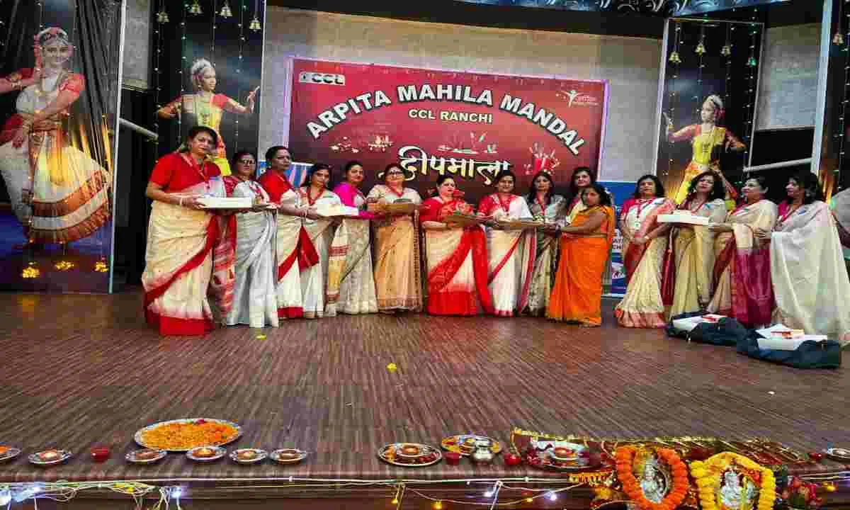 Ranchi News: अर्पिता महिला मंडल ने जरूरतमंद महिलाओं को भेंट की छठ पूजन सामग्री