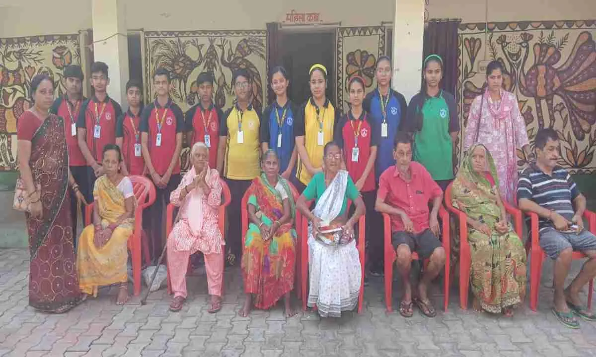 Koderma news: मॉडर्न पब्लिक स्कूल के छात्रों ने दिवाली के अवसर पर वृद्धाश्रम में बांटे मिठाइयाँ और कपड़े 