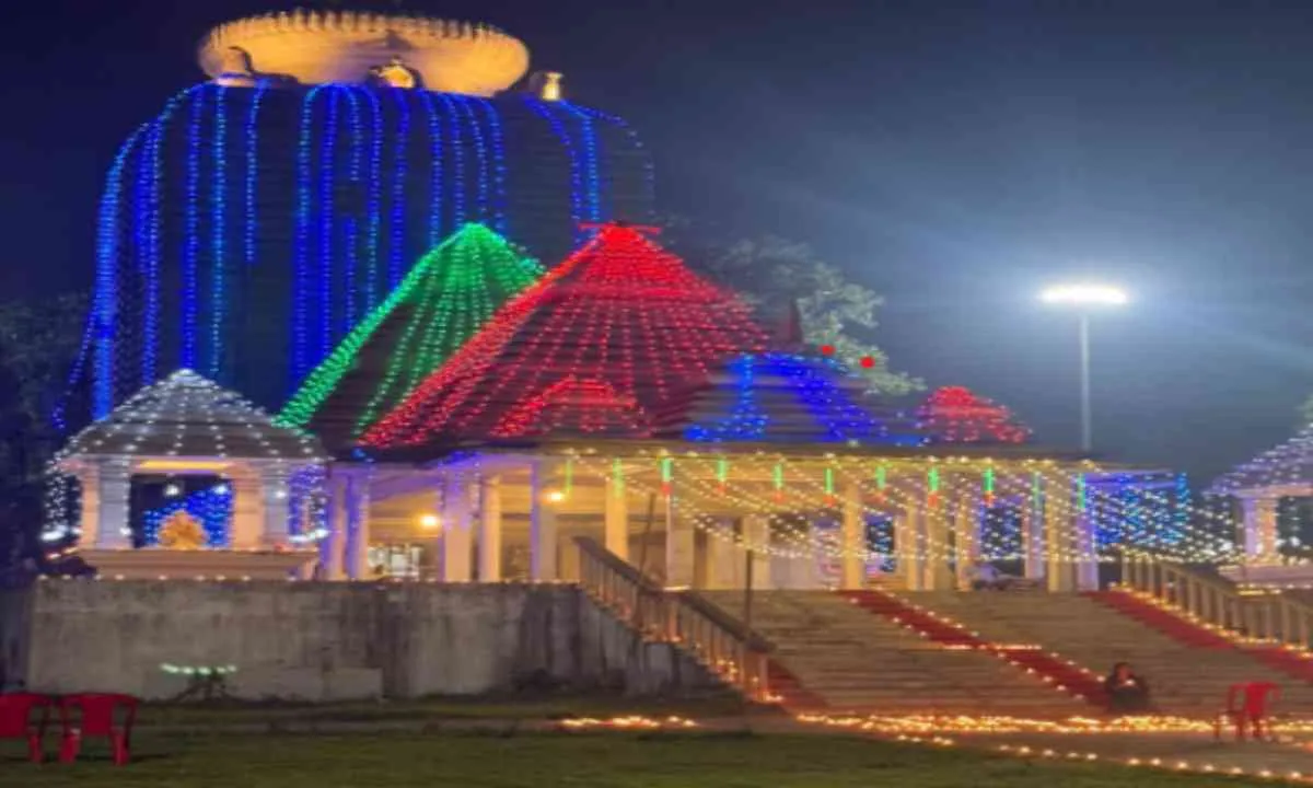 श्री लक्ष्मी नारायण मंदिर में 5100 दीपों से जगमगाया परिसर