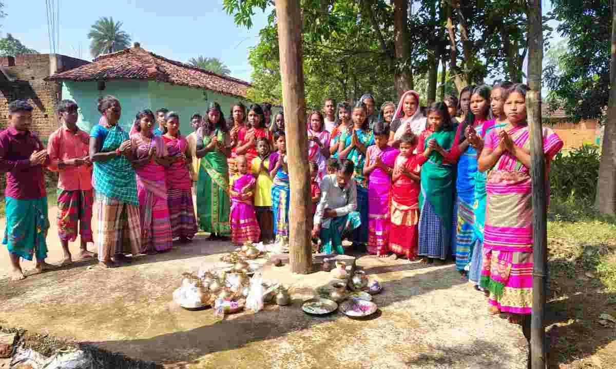 बरमसिया गांव में संताल समुदाय ने शुरू की साप्ताहिक मंझी थान बोंगा बुरु पूजन